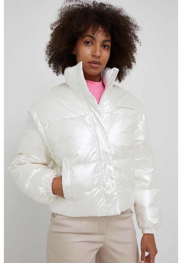 Calvin Klein Jeans Kurtka J20J217708.PPYY damska kolor biały zimowa. Okazja: na co dzień. Kolor: biały. Sezon: zima. Styl: casual