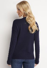 Born2be - Granatowy Sweter o Warkoczowym Splocie z Okrągłym Dekoltem Selinera. Kolor: niebieski. Materiał: dzianina. Wzór: ze splotem. Styl: klasyczny