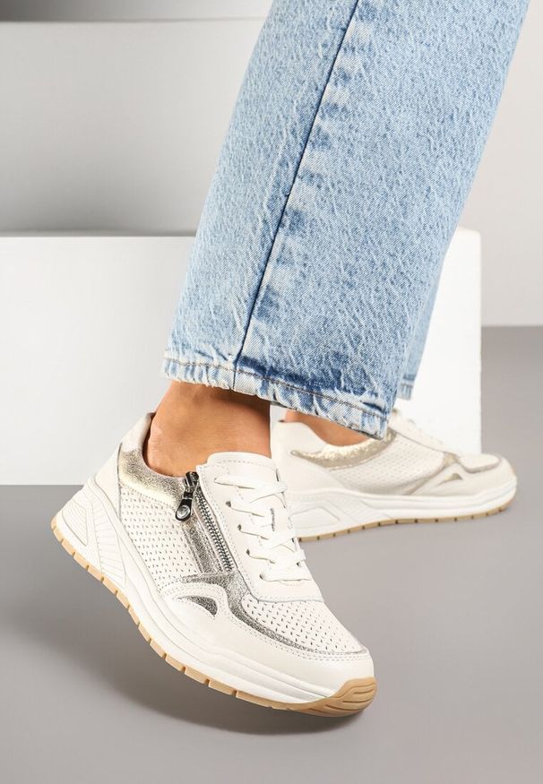 Renee - Beżowe Skórzane Sneakersy z Ozdobną Perforacją i Suwakiem Amiriella. Okazja: na co dzień. Kolor: beżowy. Materiał: skóra. Wzór: aplikacja