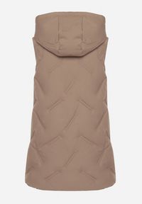 Born2be - Ciemnobeżowa Casualowa Kamizelka z Kapturem i Pikowanymi Przeszyciami Caletta. Okazja: na co dzień. Typ kołnierza: kaptur. Kolor: beżowy. Materiał: jeans. Styl: casual #6