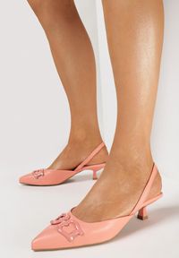 Born2be - Różowe Sandały na Niskim Obcasie ze Szpiczastym Noskiem i Metalową Klamrą Larnie. Nosek buta: szpiczasty. Zapięcie: klamry. Kolor: różowy. Obcas: na obcasie. Wysokość obcasa: niski #1