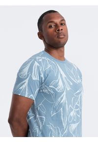 Ombre Clothing - Męski t-shirt fullprint w kontrastowe liście - błękitny V2 - Rozmiar: S. Okazja: na co dzień. Kolor: niebieski. Materiał: materiał, bawełna. Styl: casual