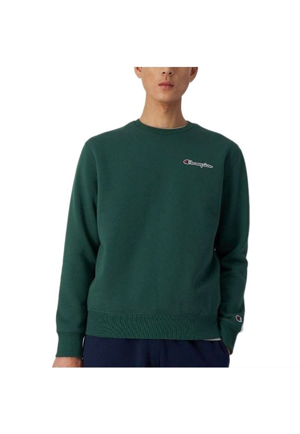 Bluza Champion Crewneck Sweatshirt 217863-GS568 - zielona. Okazja: na co dzień. Typ kołnierza: bez kaptura. Kolor: zielony. Materiał: materiał, bawełna, poliester. Wzór: aplikacja. Styl: casual, klasyczny