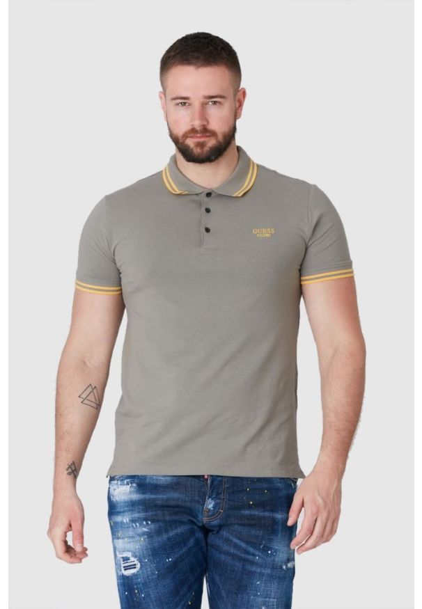 Guess - GUESS Khaki koszulka polo z wyszywanym logo. Typ kołnierza: polo. Kolor: zielony. Materiał: prążkowany. Długość rękawa: krótki rękaw