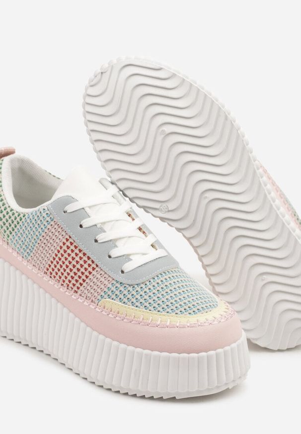 Born2be - Różowo-Niebieskie Sneakersy na Grubej Podeszwie z Tłoczeniami Zdobione Przeszyciami Falinia. Okazja: na co dzień. Kolor: różowy. Materiał: jeans. Wzór: aplikacja
