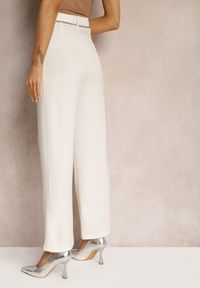 Renee - Jasnobeżowe Eleganckie Spodnie z Rozszerzanymi Nogawkami Wykończone Ozdobnym Łańcuszkiem w Pasie Hamophona. Okazja: na spotkanie biznesowe. Stan: podwyższony. Kolor: beżowy. Styl: elegancki #5