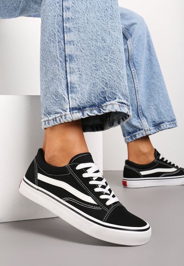 Born2be - Czarno-Białe Tenisówki z Ozdobną Naszywką i Przeszyciami Buildoria. Okazja: na co dzień. Kolor: czarny. Materiał: jeans. Szerokość cholewki: normalna. Wzór: aplikacja. Styl: klasyczny, casual, sportowy