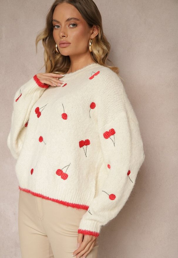 Renee - Jasnobeżowy Sweter w Wisienki z Dodatkiem Wełny Eltintia. Okazja: na co dzień, na randkę. Typ kołnierza: dekolt w łódkę. Kolor: beżowy. Materiał: wełna. Długość rękawa: długi rękaw. Długość: długie. Styl: casual, elegancki