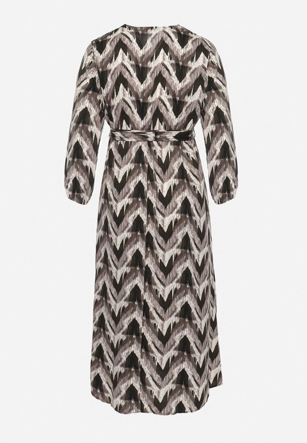 Born2be - Czarna Rozkloszowana Sukienka o Kopertowym Kroju z Paskiem i Gumką w Pasie Bristella. Okazja: na spotkanie biznesowe, do pracy. Kolekcja: plus size. Kolor: czarny. Długość rękawa: długi rękaw. Wzór: aplikacja. Typ sukienki: kopertowe. Styl: biznesowy