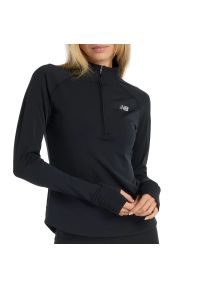 Bluza New Balance WT51201BK - czarna. Okazja: na co dzień, na spacer. Kolor: czarny. Materiał: poliester, dresówka, materiał. Styl: casual, klasyczny. Sport: turystyka piesza