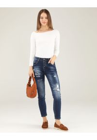 Unisono - JEANSY Z PRZETARCIAMI. Materiał: jeans. Wzór: gładki. Styl: klasyczny