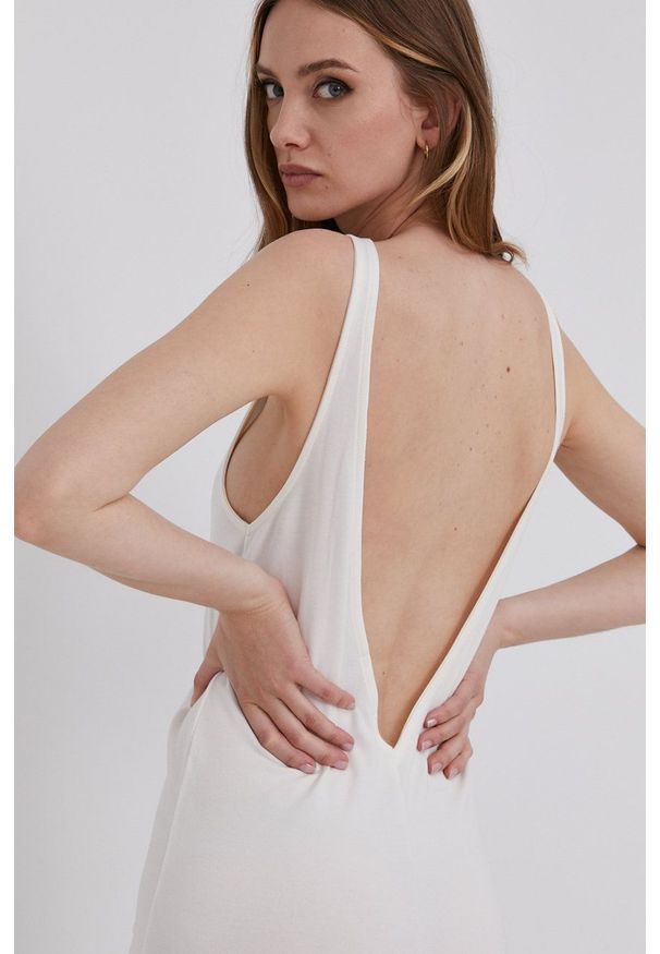 Answear Lab Sukienka ECO kolor kremowy midi prosta. Okazja: na co dzień. Kolor: beżowy. Materiał: syntetyk, włókno, dresówka, dzianina, materiał. Długość rękawa: na ramiączkach. Wzór: gładki. Typ sukienki: proste. Styl: wakacyjny. Długość: midi