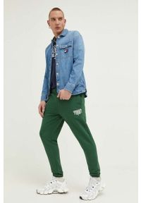 Tommy Jeans spodnie bawełniane kolor zielony gładkie. Kolor: zielony. Materiał: bawełna. Wzór: gładki #2