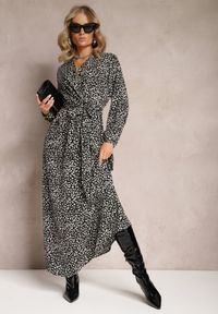 Renee - Czarna Rozkloszowana Sukienka Maxi z Kopertowym Dekoltem i Paskiem Gelinna. Kolor: czarny. Materiał: materiał, tkanina. Wzór: aplikacja, nadruk. Typ sukienki: kopertowe. Długość: maxi