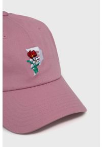 Primitive czapka z daszkiem bawełniana kolor różowy z aplikacją. Kolor: różowy. Materiał: bawełna. Wzór: aplikacja #2