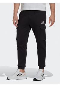 Adidas - adidas Spodnie dresowe Essentials Fleece Regular Tapered Cargo Joggers HL2226 Czarny Regular Fit. Kolor: czarny. Materiał: dresówka, bawełna #1