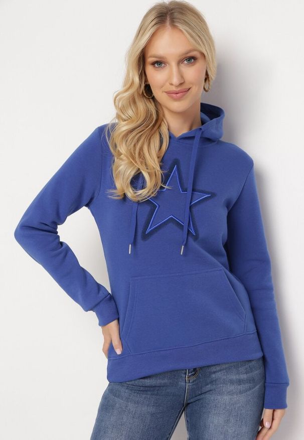 Born2be - Niebieska Bluza Ocieplana z Nadrukiem Grolla. Typ kołnierza: kaptur. Kolor: niebieski. Materiał: polar. Wzór: nadruk
