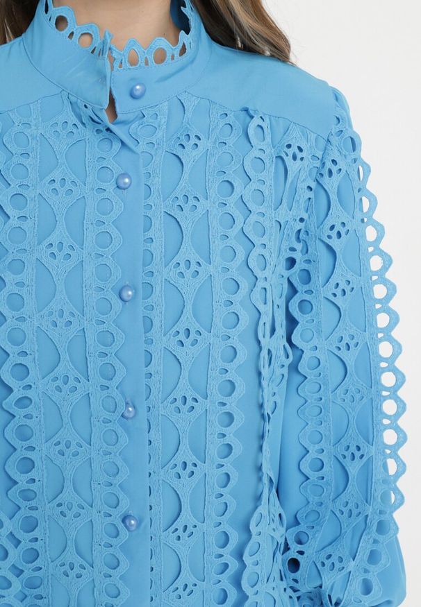 Born2be - Niebieska Koszula Ażurowa ze Stójką Arnot. Typ kołnierza: kołnierzyk stójkowy. Kolor: niebieski. Materiał: koronka. Długość: długie. Wzór: ażurowy. Styl: vintage