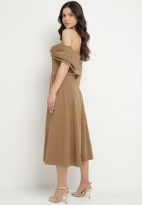 Born2be - Brązowa Rozkloszowana Sukienka z Odsłoniętymi Ramionami i Drapowaniem Odilene. Okazja: na imprezę. Kolor: brązowy. Sezon: lato. Typ sukienki: z odkrytymi ramionami. Styl: elegancki #5