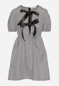 Born2be - Czarna Rozkloszowana Sukienka w Kratkę Vichy w Stylu Retro z Wiązaniem Telionea. Okazja: na co dzień. Kolor: czarny. Wzór: kratka. Typ sukienki: rozkloszowane. Styl: retro #5