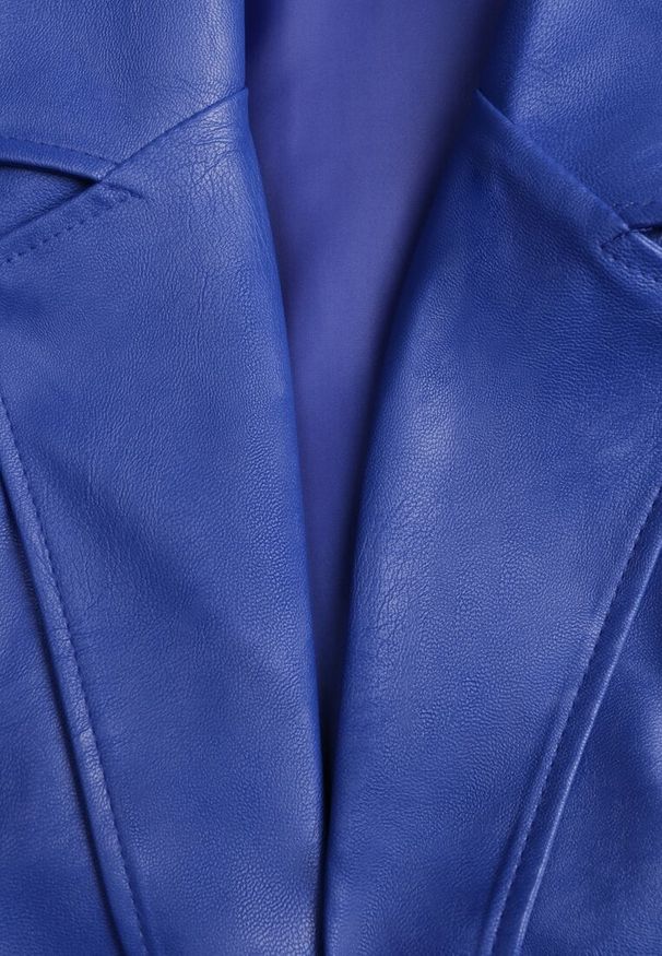 Renee - Granatowa Pudełkowa Marynarka z Ekoskóry Niezapinana z Poduszkami w Ramionach Suniya. Okazja: na spotkanie biznesowe, na co dzień. Kolor: niebieski. Materiał: wiskoza. Styl: casual, biznesowy