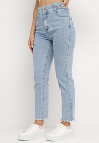 Born2be - Jasnoniebieskie Jeansy o Fasonie Mom Fit Anelere. Kolor: niebieski. Styl: klasyczny #1