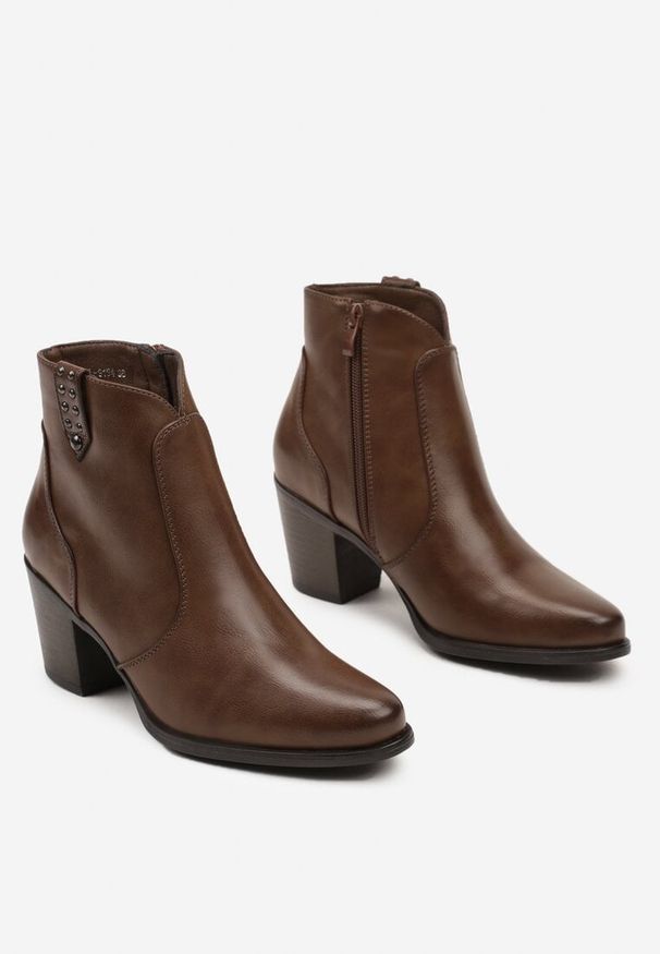 Renee - Brązowe Botki na Słupku w Stylu Kowbojek z Ozdobnymi Napami Elzinna. Kolor: brązowy. Materiał: wełna, koronka. Szerokość cholewki: normalna. Wzór: aplikacja. Obcas: na słupku. Styl: elegancki, klasyczny. Wysokość obcasa: średni