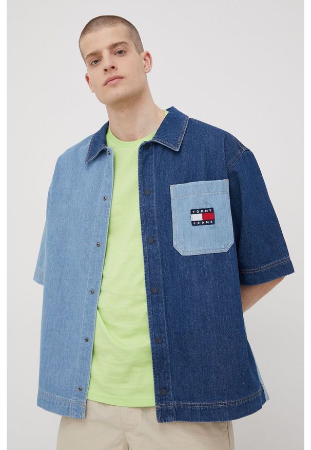 Tommy Jeans koszula jeansowa DM0DM13350.PPYY męska relaxed z kołnierzykiem klasycznym. Typ kołnierza: kołnierzyk klasyczny. Kolor: niebieski. Materiał: bawełna, denim. Długość rękawa: krótki rękaw. Długość: krótkie. Styl: klasyczny