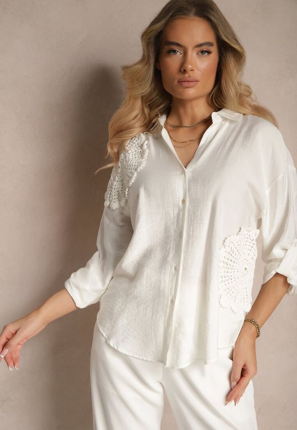 Renee - Biała Koszula Oversize z Lnu i Wiskozy Zdobiona Aplikacjami z Kwiatami Varreia. Okazja: na co dzień. Typ kołnierza: kołnierzyk klasyczny. Kolor: biały. Materiał: wiskoza, len. Długość rękawa: długi rękaw. Długość: długie. Wzór: aplikacja, kwiaty. Styl: casual, elegancki, klasyczny