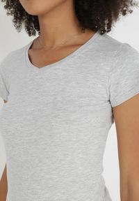 Born2be - Jasnoszary T-shirt Nysalphia. Kolor: szary. Materiał: dzianina, bawełna, elastan. Długość rękawa: krótki rękaw. Długość: krótkie. Styl: klasyczny #5