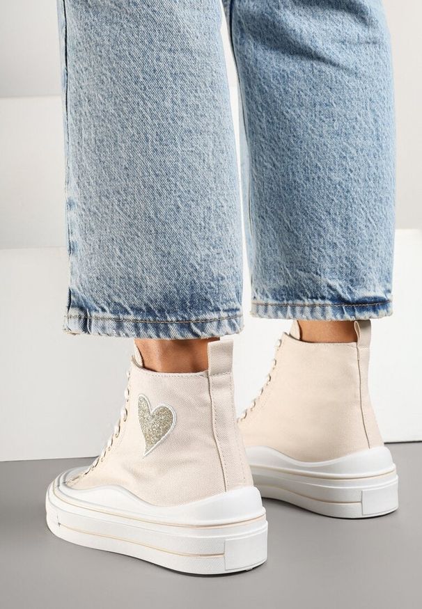 Born2be - Beżowe Trampki na Grubej Podeszwie z Sercem Ellivasa. Okazja: na co dzień. Zapięcie: sznurówki. Kolor: beżowy. Materiał: jeans. Wzór: kwiaty. Styl: klasyczny, elegancki, casual
