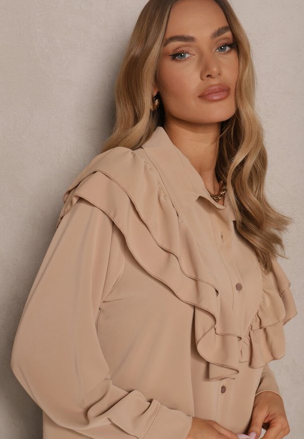Renee - Ciemnobeżowa Koszula Ozdobiona Falbaną Kornella. Okazja: na co dzień. Typ kołnierza: kołnierzyk klasyczny. Kolor: beżowy. Materiał: jeans. Wzór: aplikacja. Styl: klasyczny, casual, elegancki