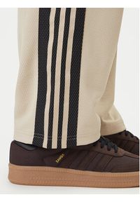Adidas - adidas Spodnie dresowe KE0116 Beżowy Loose Fit. Kolor: beżowy. Materiał: syntetyk #4