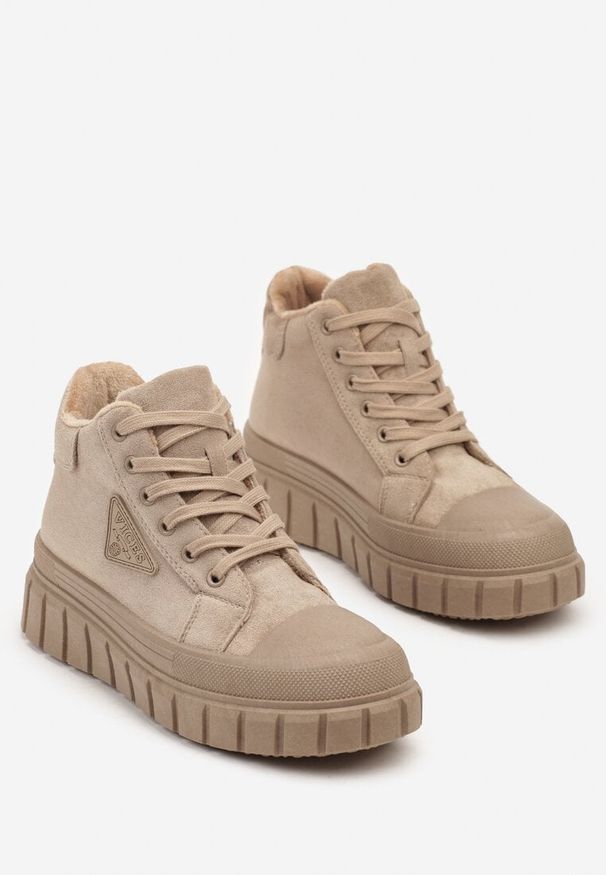 Renee - Ciemnobeżowe Botki Vices Typu Trapery na Platformie z Tłoczeniem i Aplikacją Gioselda. Kolor: beżowy. Wzór: aplikacja. Obcas: na platformie. Styl: elegancki