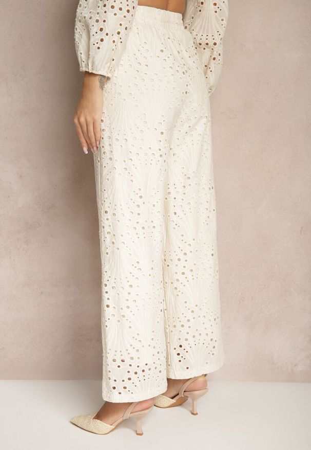 Renee - Beżowe Szerokie Spodnie z Ażurowej Tkaniny z Wysokim Stanem Siledis. Okazja: na co dzień. Stan: podwyższony. Kolor: beżowy. Materiał: tkanina. Wzór: ażurowy. Styl: casual, elegancki