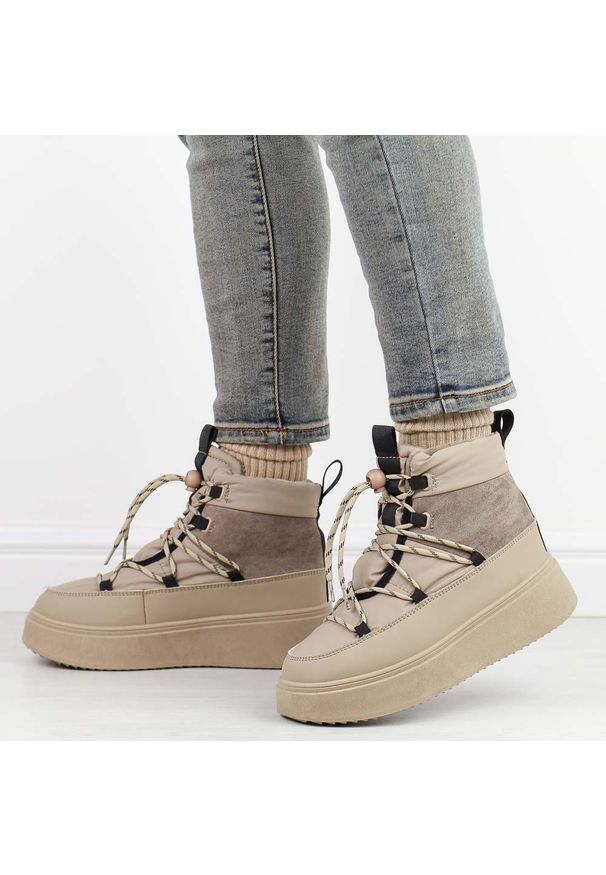 POTOCKI - Beżowe ciepłe zimowe botki damskie Potocki 72302. Okazja: na spacer, na co dzień. Nosek buta: okrągły. Kolor: beżowy. Materiał: skóra. Sezon: zima. Obcas: na platformie. Styl: casual, elegancki, klasyczny