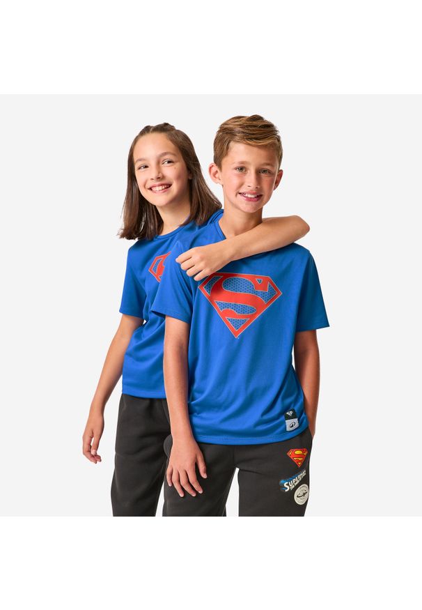 Decathlon - Koszulka z krótkim rękawem dziecięca Domyos Superman. Kolor: niebieski. Materiał: poliester, materiał. Długość rękawa: krótki rękaw. Długość: krótkie. Wzór: motyw z bajki. Sport: joga i pilates