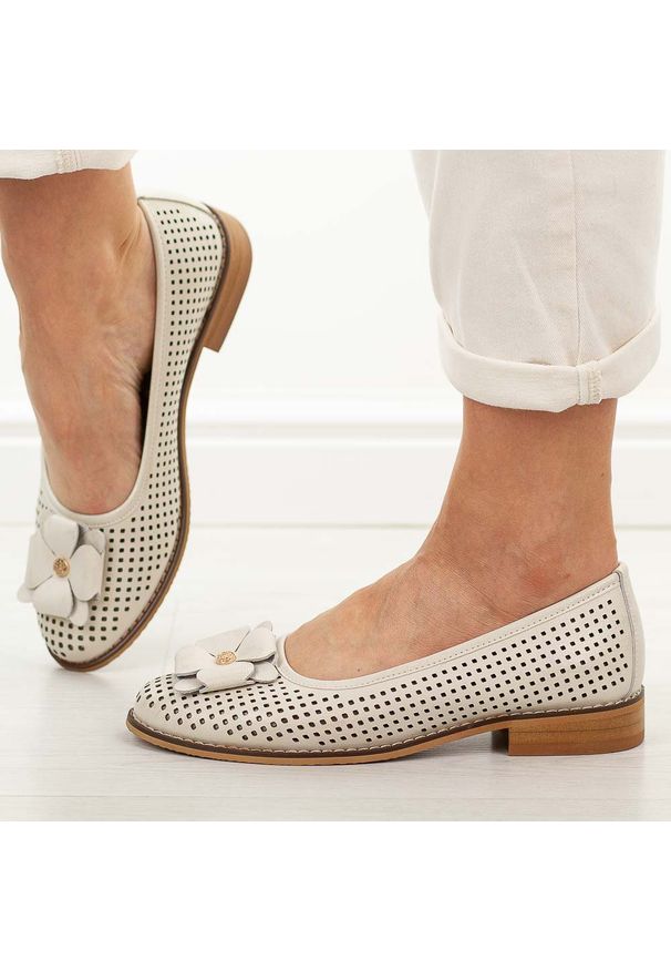 Złote ażurowe skórzane baleriny damskie Cambell 19416. Okazja: na co dzień, na spacer. Nosek buta: okrągły. Kolor: złoty. Szerokość cholewki: normalna. Wzór: ażurowy. Materiał: skóra. Sezon: wiosna, lato. Obcas: na obcasie. Styl: casual, klasyczny, elegancki