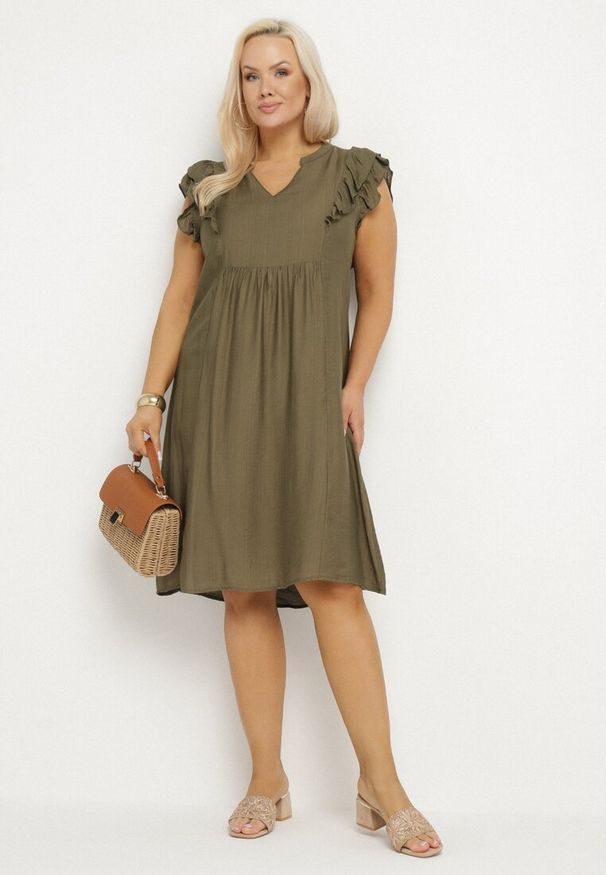 Born2be - Ciemnozielona Sukienka Pudełkowa z Bawełną i Trójkątnym Dekoltem Ozdobiona Falbankami Vikirva. Okazja: na co dzień, na randkę. Typ kołnierza: kołnierz z falbankami. Kolekcja: plus size. Kolor: zielony. Wzór: aplikacja. Typ sukienki: proste, dla puszystych. Materiał: bawełna. Długość rękawa: długi rękaw. Styl: casual, elegancki, klasyczny