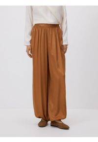 Reserved - Spodnie joggery - brązowy. Kolor: brązowy. Materiał: tkanina, wiskoza #1