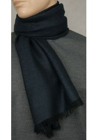 Lekki Szalik Wiosenno-Jesienny - Teer - Granatowa Jodełka. Okazja: na spacer. Kolor: niebieski. Materiał: poliester, wiskoza. Wzór: jodełka. Sezon: wiosna, jesień. Styl: elegancki #3