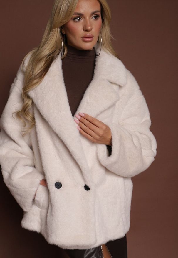 Renee - Biała Dwurzędowa Kurtka Futerko o Fasonie Oversize Manella. Okazja: na co dzień. Kolor: biały. Materiał: futro. Długość rękawa: długi rękaw. Długość: długie. Wzór: aplikacja. Styl: casual