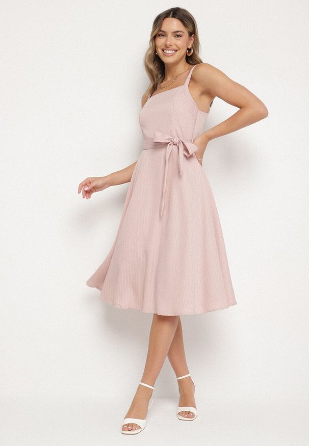 Born2be - Różowa Sukienka z Wiskozą ze Wzorem Pasków Dolereia. Okazja: na co dzień. Kolor: różowy. Materiał: wiskoza. Długość rękawa: na ramiączkach. Styl: casual, klasyczny. Długość: midi