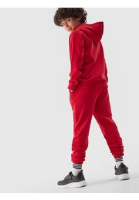 4F JUNIOR - Spodnie dresowe joggery chłopięce - czerwone. Okazja: na co dzień. Kolor: czerwony. Materiał: dresówka. Wzór: gładki, ze splotem. Styl: casual, sportowy
