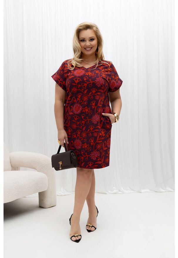Moda Size Plus Iwanek - Kimonowa bawełniana sukienka dresowa z kieszeniami Trina bordowo-czerwona w kwiaty PLUS SIZE XXL OVERSIZE WIOSNA. Okazja: na spacer, na co dzień, do pracy. Typ kołnierza: dekolt w kształcie V. Kolekcja: plus size. Kolor: czerwony. Wzór: kwiaty. Typ sukienki: oversize, dla puszystych. Materiał: bawełna, dresówka. Sezon: wiosna. Styl: casual, elegancki, sportowy, klasyczny