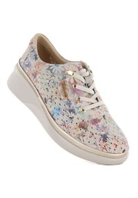 Skórzane półbuty damskie ażurowe na koturnie beżowe Vinceza 79603. Kolor: beżowy. Materiał: skóra. Szerokość cholewki: normalna. Wzór: ażurowy. Obcas: na koturnie #1