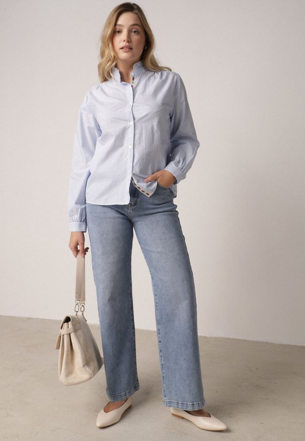 Born2be - Niebieska Bawełniana Koszula ze Stójką z Falbanką i Haftem przy Guzikach Umaria. Okazja: na co dzień, do pracy, na spotkanie biznesowe. Typ kołnierza: kołnierzyk stójkowy. Kolor: niebieski. Materiał: bawełna. Wzór: haft. Styl: casual, biznesowy, elegancki