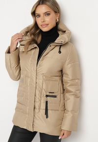 Born2be - Beżowa Pikowana Kurtka z Kapturem Wysokim Kołnierzem i Kieszeniami Zeririna. Okazja: na spacer, na co dzień. Typ kołnierza: kaptur. Kolekcja: plus size. Kolor: beżowy. Materiał: jeans. Styl: elegancki, casual, sportowy
