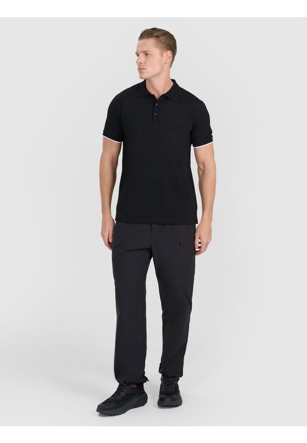 4f - 4F Koszulka polo regular męska - czarna M. Okazja: na co dzień. Typ kołnierza: polo. Kolor: czarny. Materiał: bawełna, wiskoza, dzianina, materiał, syntetyk. Wzór: ze splotem. Styl: casual, sportowy, klasyczny