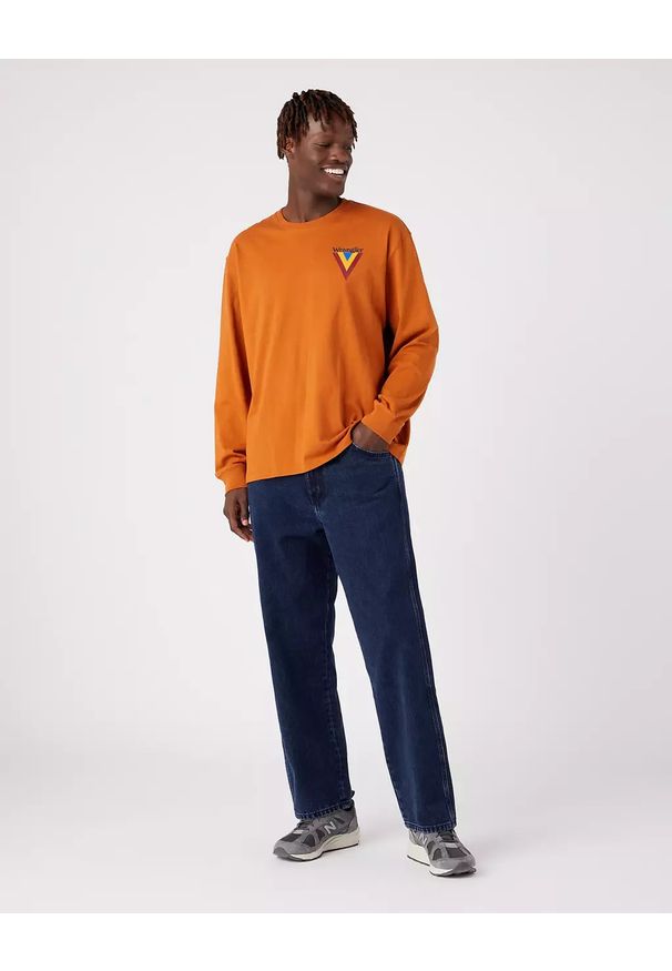 Wrangler - WRANGLER CHEST LOGO TEE MĘSKI LONGSLEEVE KOSZULKA Z DŁUGIM RĘKAWEM NUTMEG BROWN W7BKEEH02 112321458. Długość rękawa: długi rękaw. Długość: długie